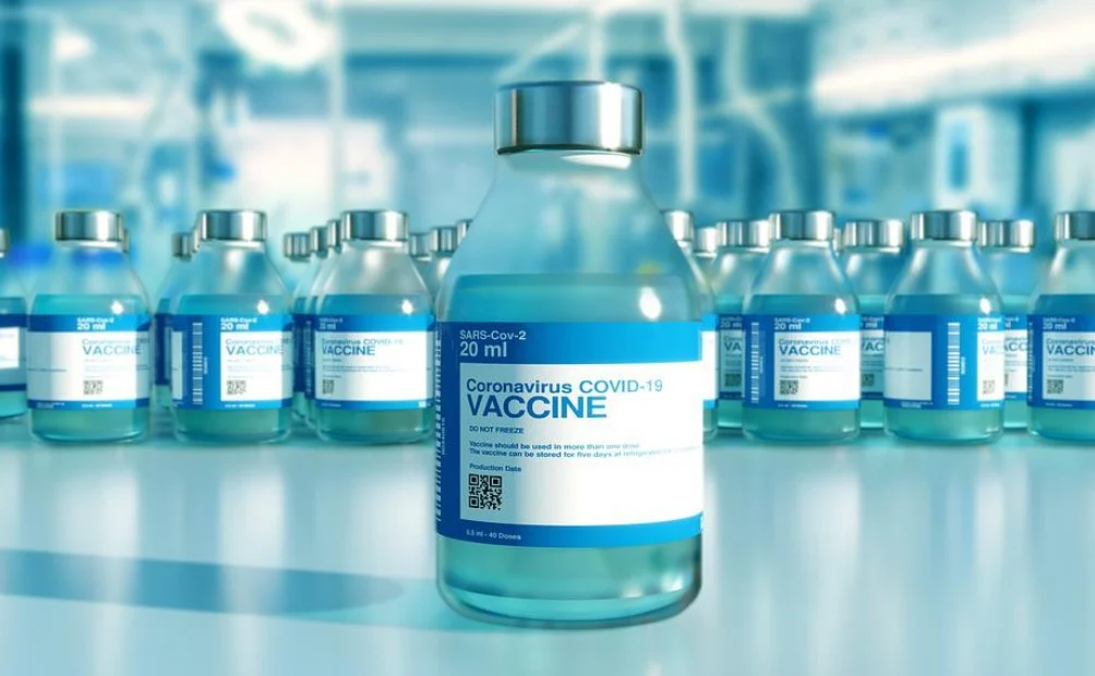 Czwarta dawka szczepienia przeciw COVID-19 już dostępna. Kto może z niej skorzystać?