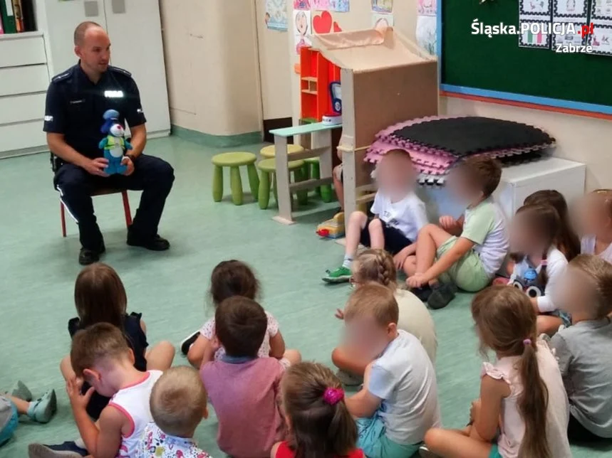 Policjanci z wizytą u przedszkolaków. Prelekcja o bezpieczeństwie nad wodą
