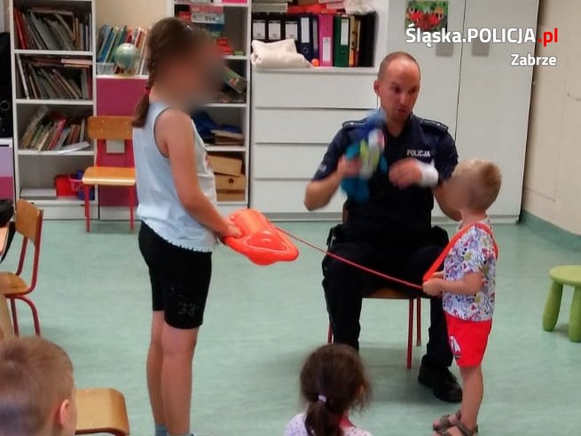 Policjanci z wizytą u przedszkolaków. Prelekcja o bezpieczeństwie nad wodą