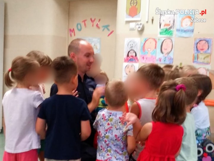 Policjanci z wizytą u przedszkolaków. Prelekcja o bezpieczeństwie nad wodą
