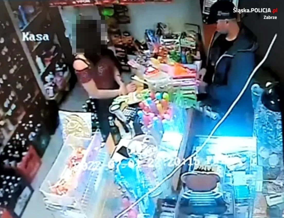 Wizerunek mężczyzny, który posługiwał się przywłaszczoną kartą bankomatową