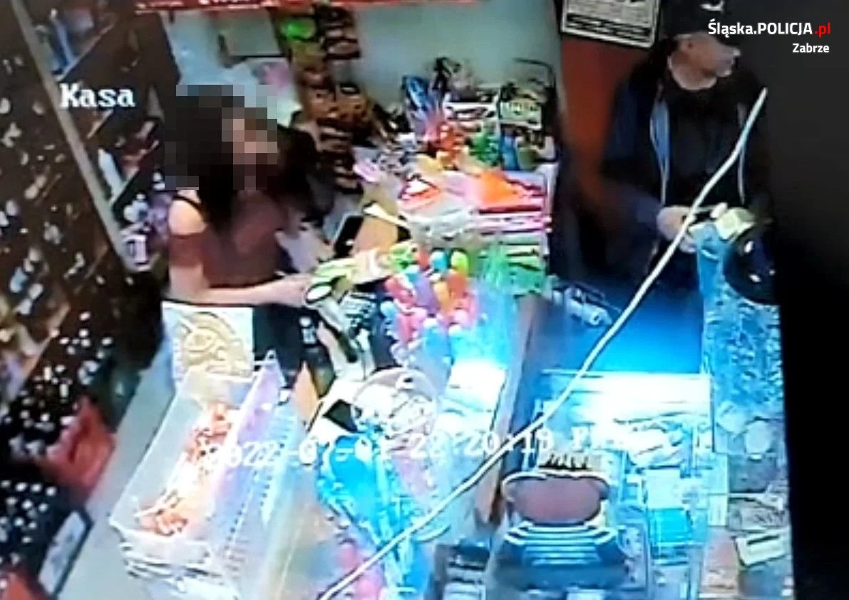 Wizerunek mężczyzny, który posługiwał się przywłaszczoną kartą bankomatową