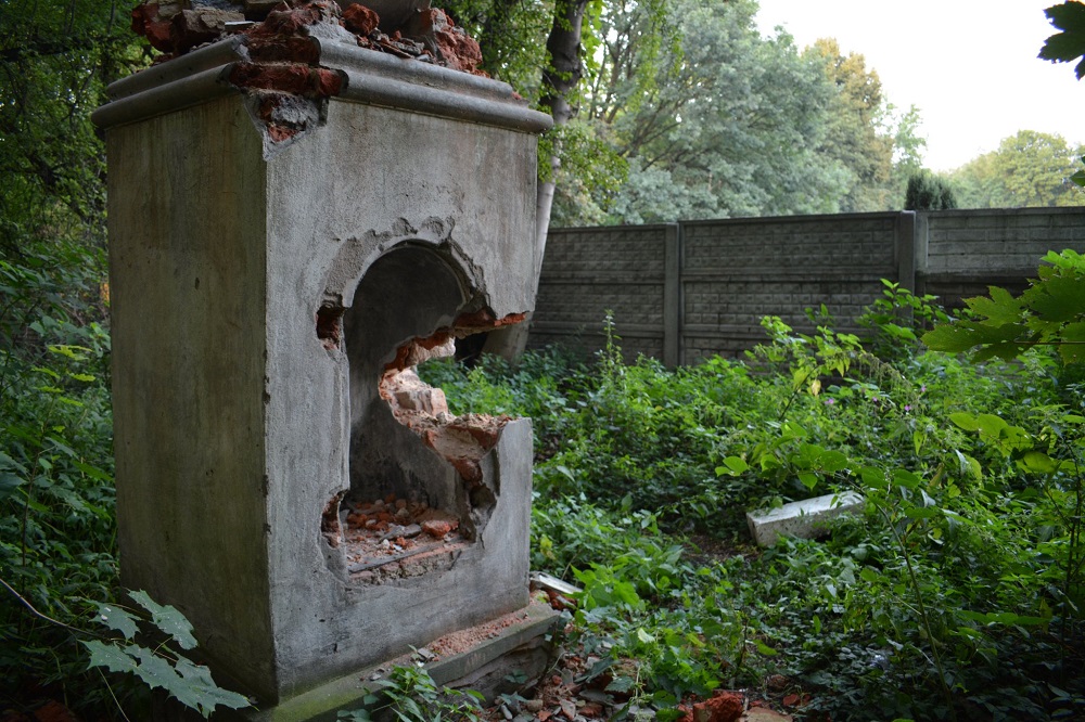 Dewastacja zabytkowej kapliczki. Wyznaczono nagrodę za wskazanie sprawców! [ZDJĘCIA]