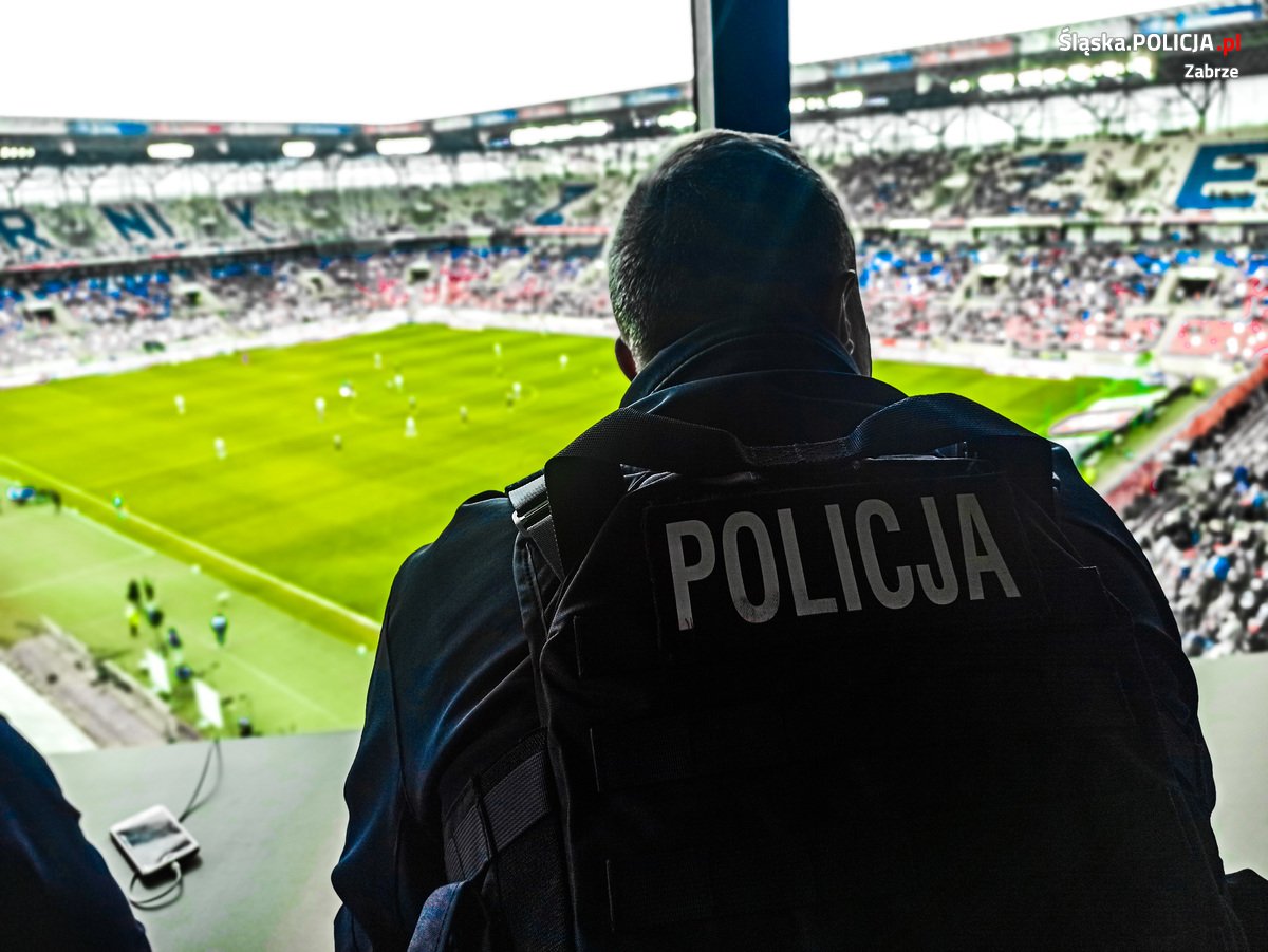 Policjanci dbali o bezpieczeństwo podczas piłkarskich zmagań