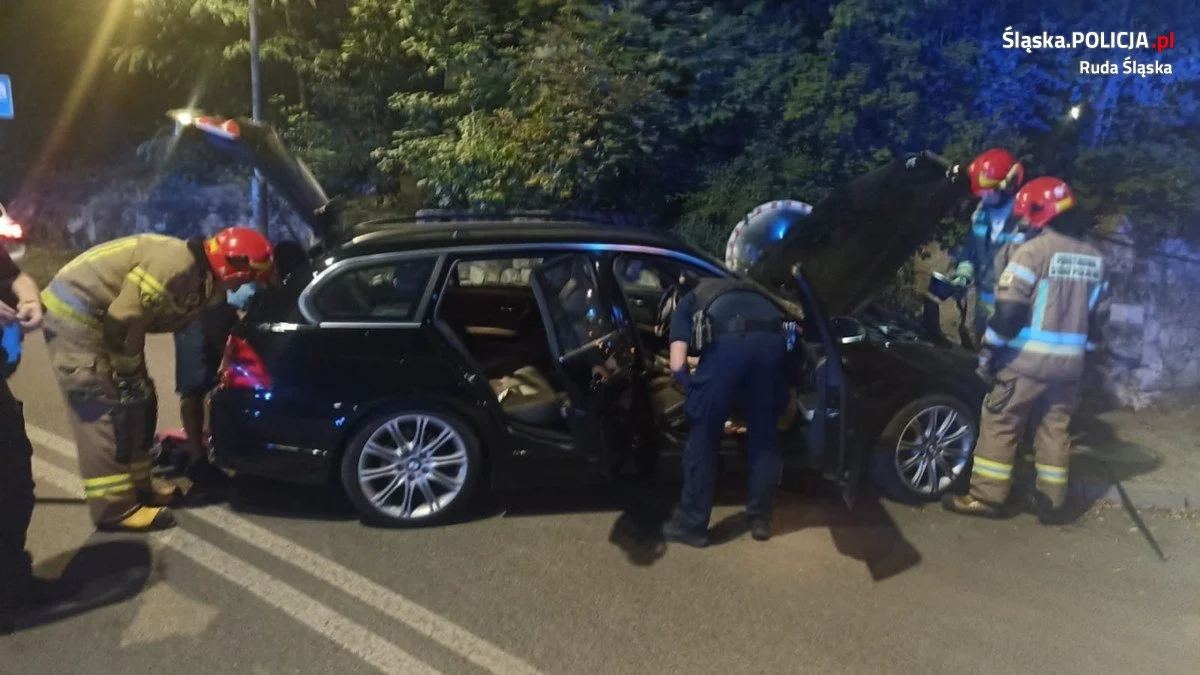 Kierowca BMW uderzył w znak i latarnię i... uciekł