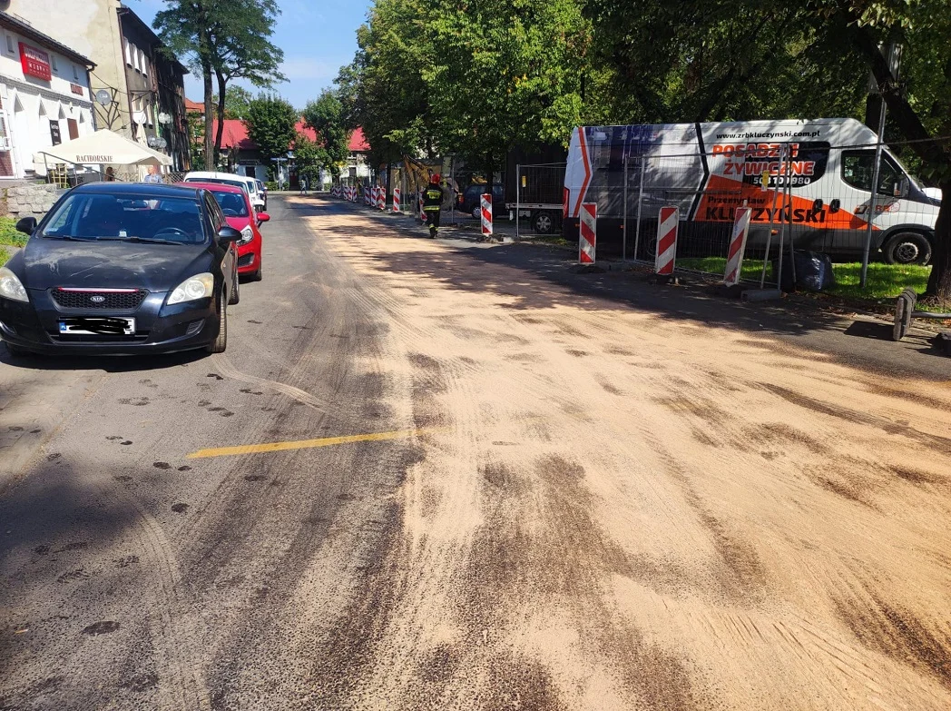 Wyciek substancji ropopochodnej na jezdnię. Utrudnienia na ul. Goduli!