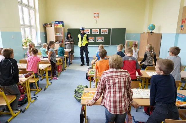 Policjanci spotykają się z pierwszakami, by uczyć ich bezpieczeństwa na drodze!
