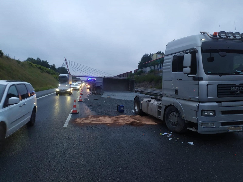 Kolizja na autostradzie A4. Przewrócona ciężarówka spowodowała duże utrudnienia