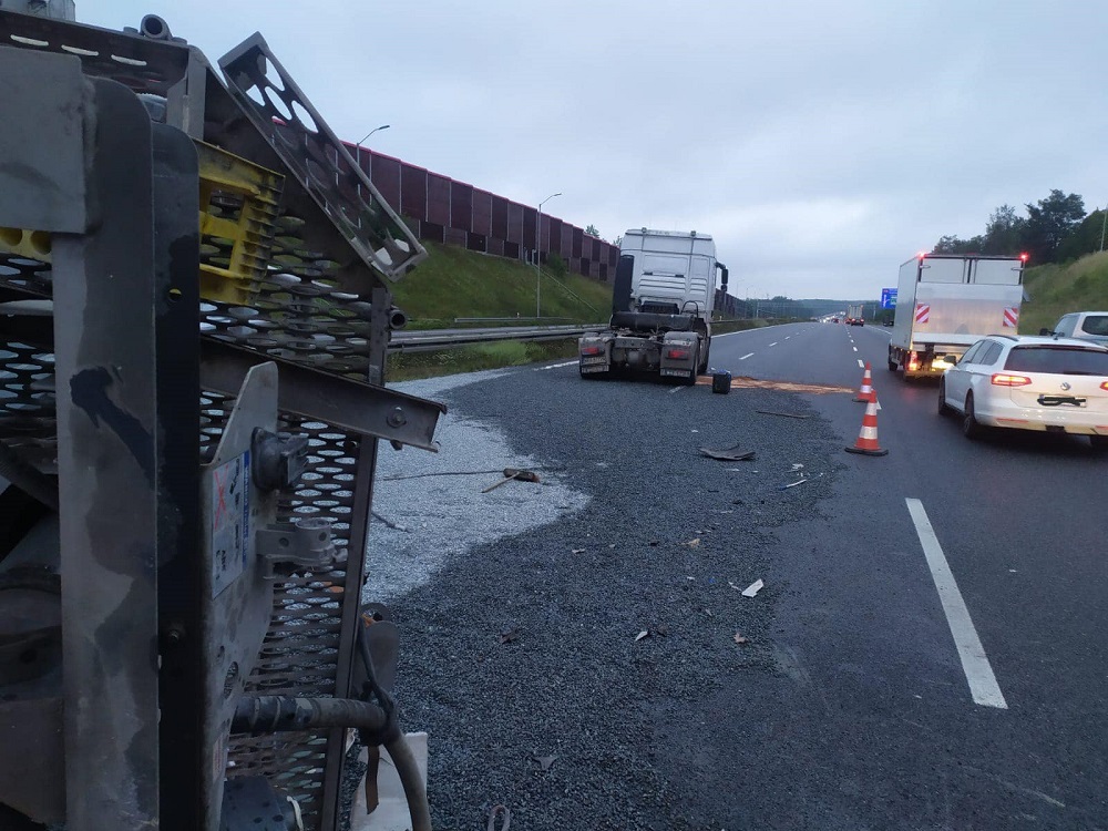 Kolizja na autostradzie A4. Przewrócona ciężarówka spowodowała duże utrudnienia