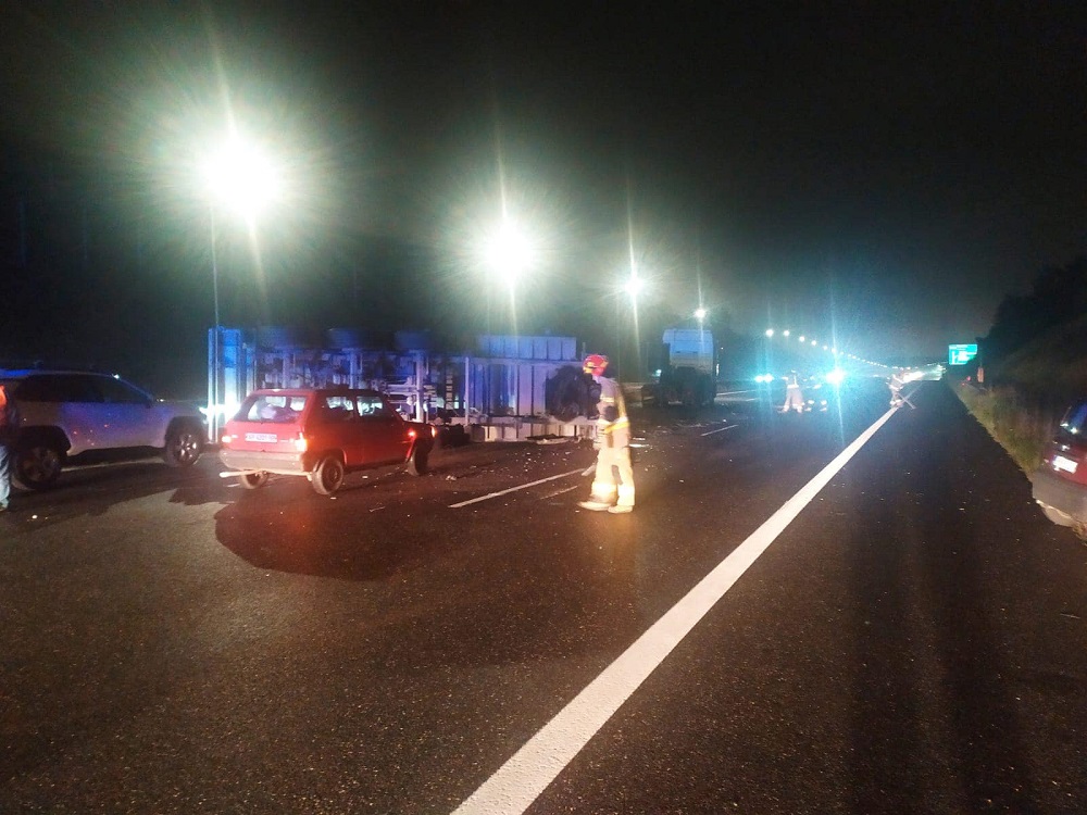 Kolizja na autostradzie A4. Przewrócona ciężarówka spowodowała duże utrudnienia