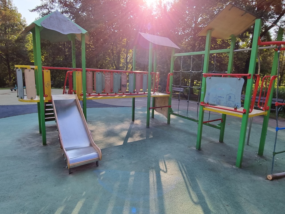 Zniszczony plac zabaw w Nowym Bytomiu 8