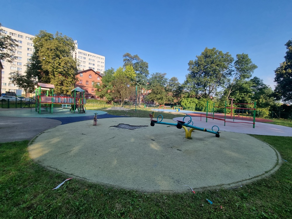 Zniszczony plac zabaw w Nowym Bytomiu 11