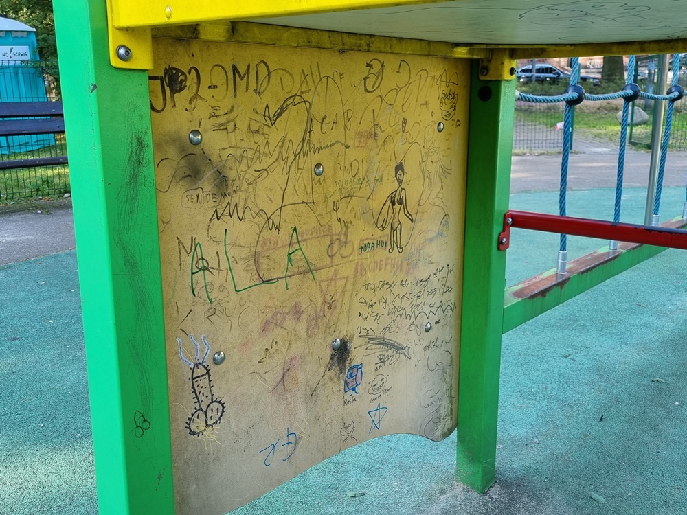 Zniszczony plac zabaw w Nowym Bytomiu 12