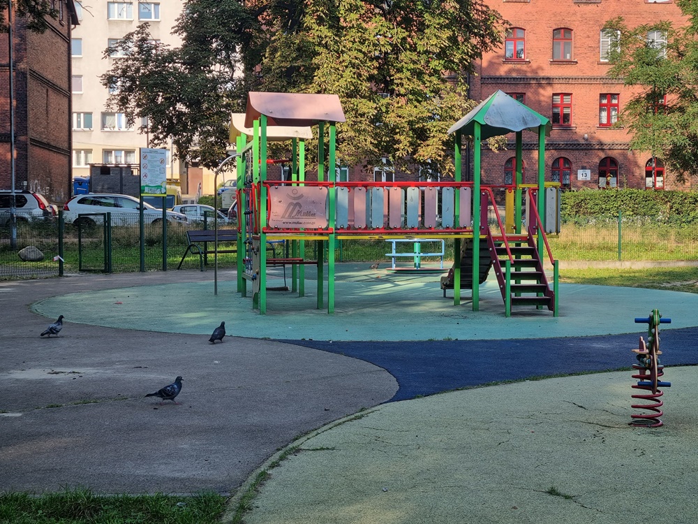 Zniszczony plac zabaw w Nowym Bytomiu 14