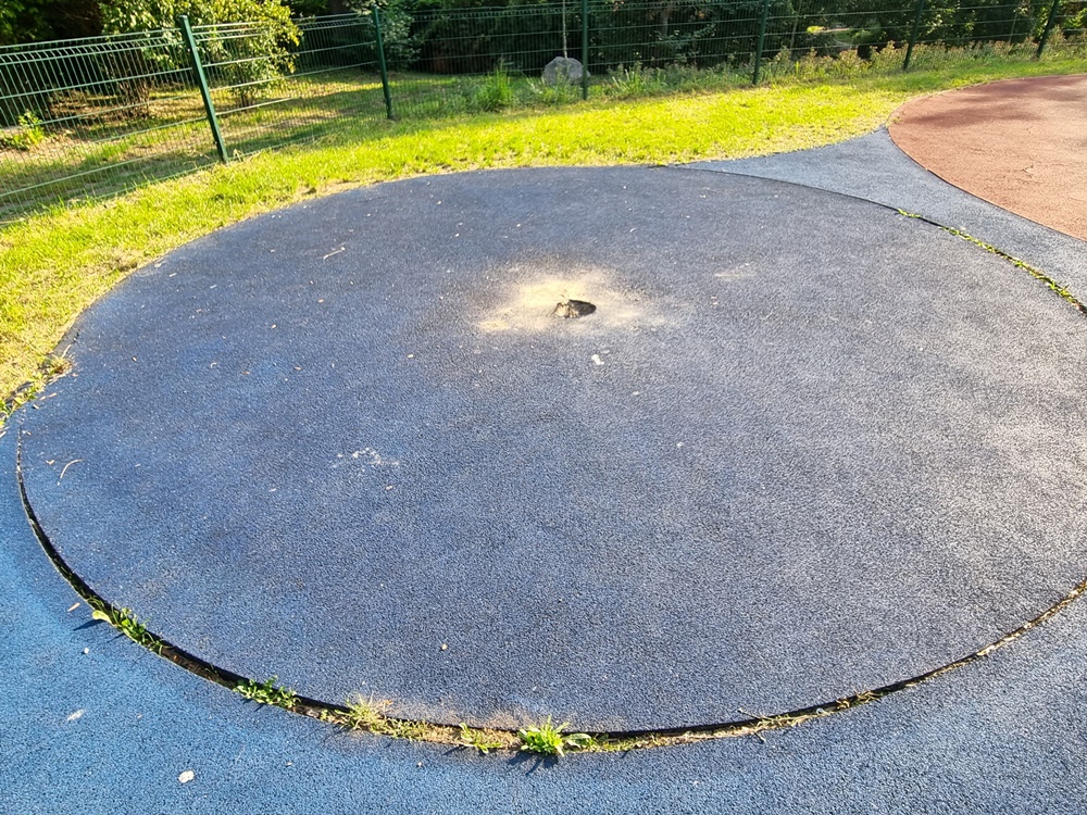 Zniszczony plac zabaw w Nowym Bytomiu 15