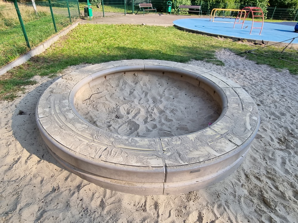 Zniszczony plac zabaw w Nowym Bytomiu 16