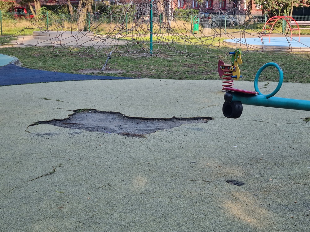 Zniszczony plac zabaw w Nowym Bytomiu 17