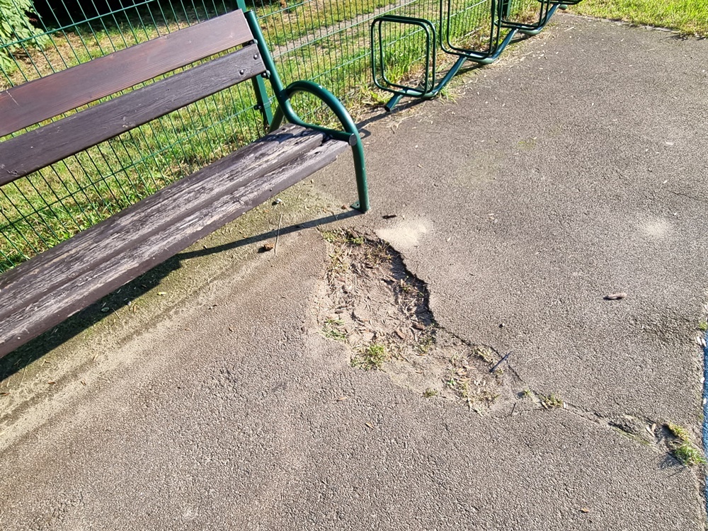 Zniszczony plac zabaw w Nowym Bytomiu 18