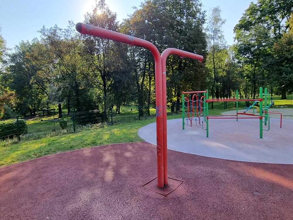 Zniszczony plac zabaw w Nowym Bytomiu 19