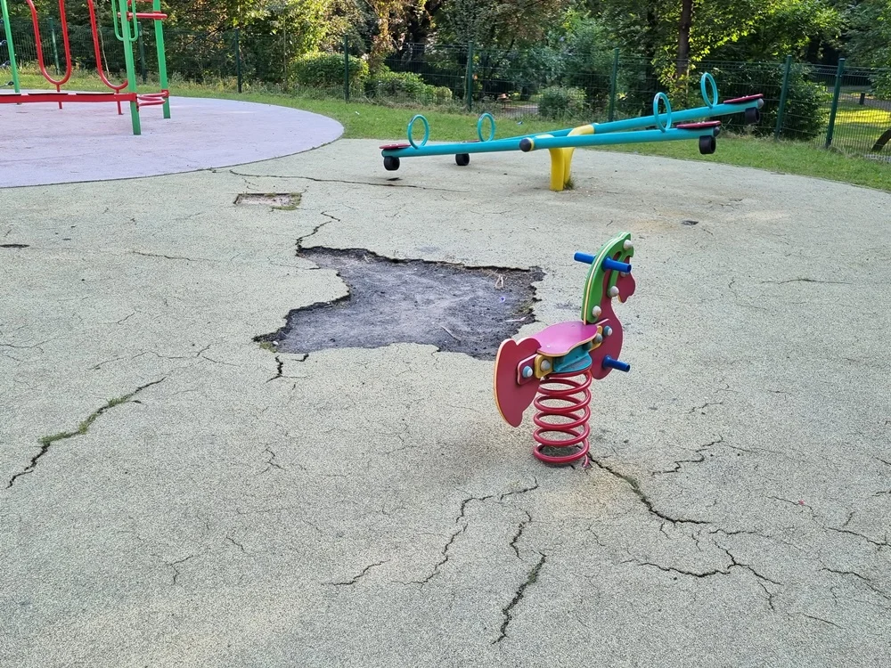 Zniszczony plac zabaw w Nowym Bytomiu. Zamiast zachęcać do zabawy, straszy