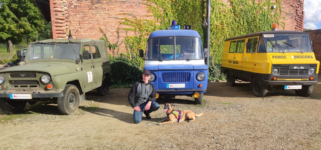 Ochotnicy z OSP wraz z psem trenowali na terenie Muzeum PRL-u