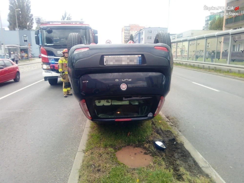 Fiat wywrócił się na dach. Wysoki mandat dla sprawczyni nietypowej kolizji drogowej