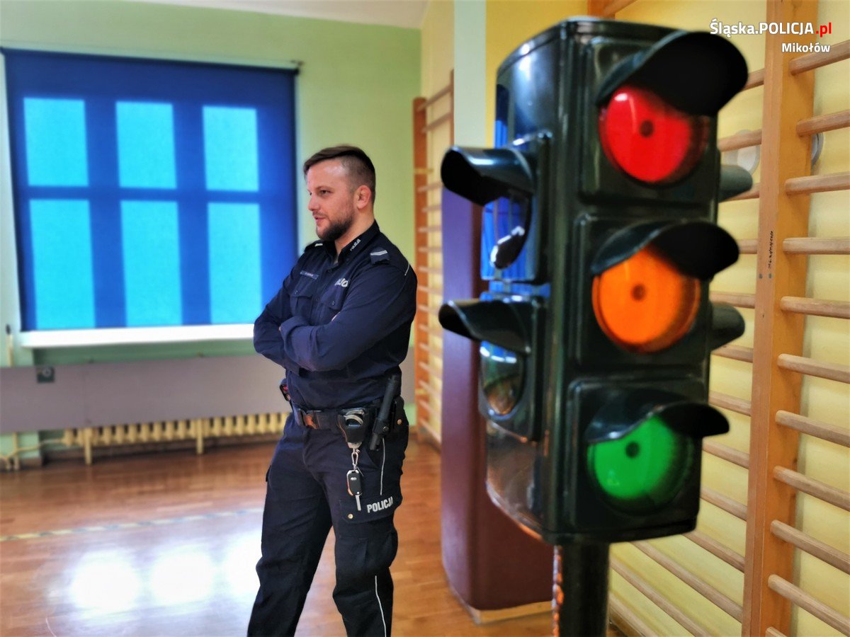 Dzielnicowy spotkał się z uczniami Szkoły Podstawowej nr 6 z Oddziałami Integracyjnymi