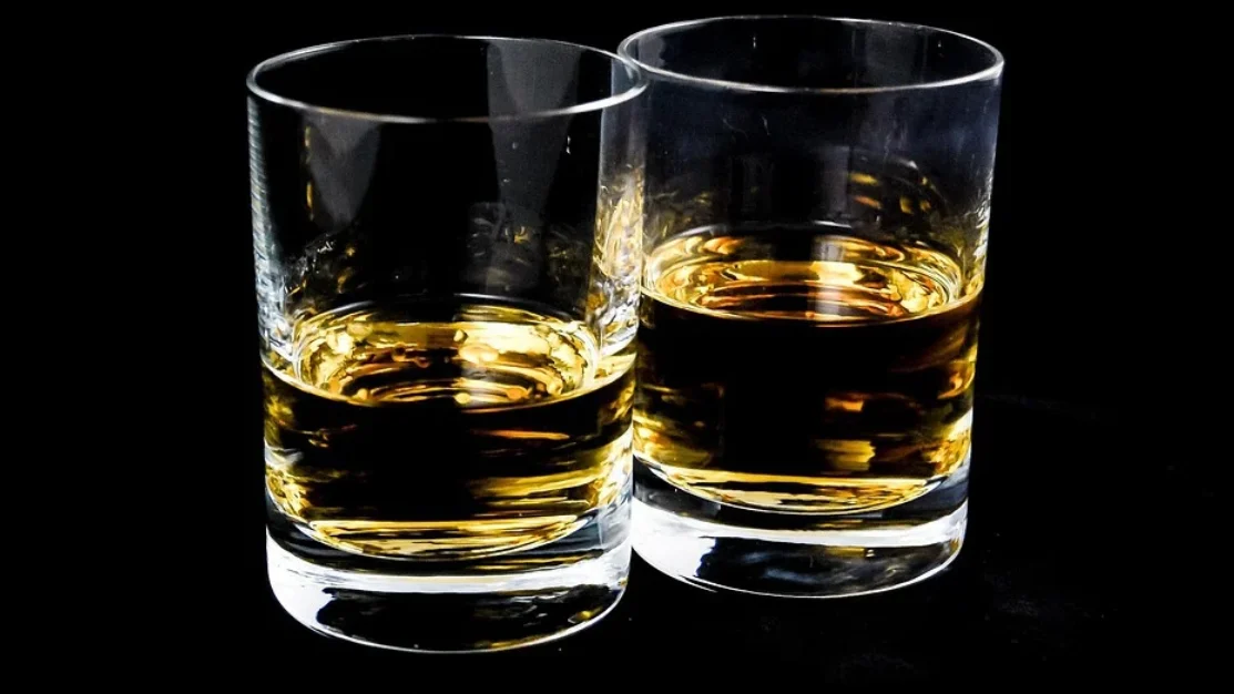 Pijany i bez uprawnień do kierowania jechał całą szerokością drogi