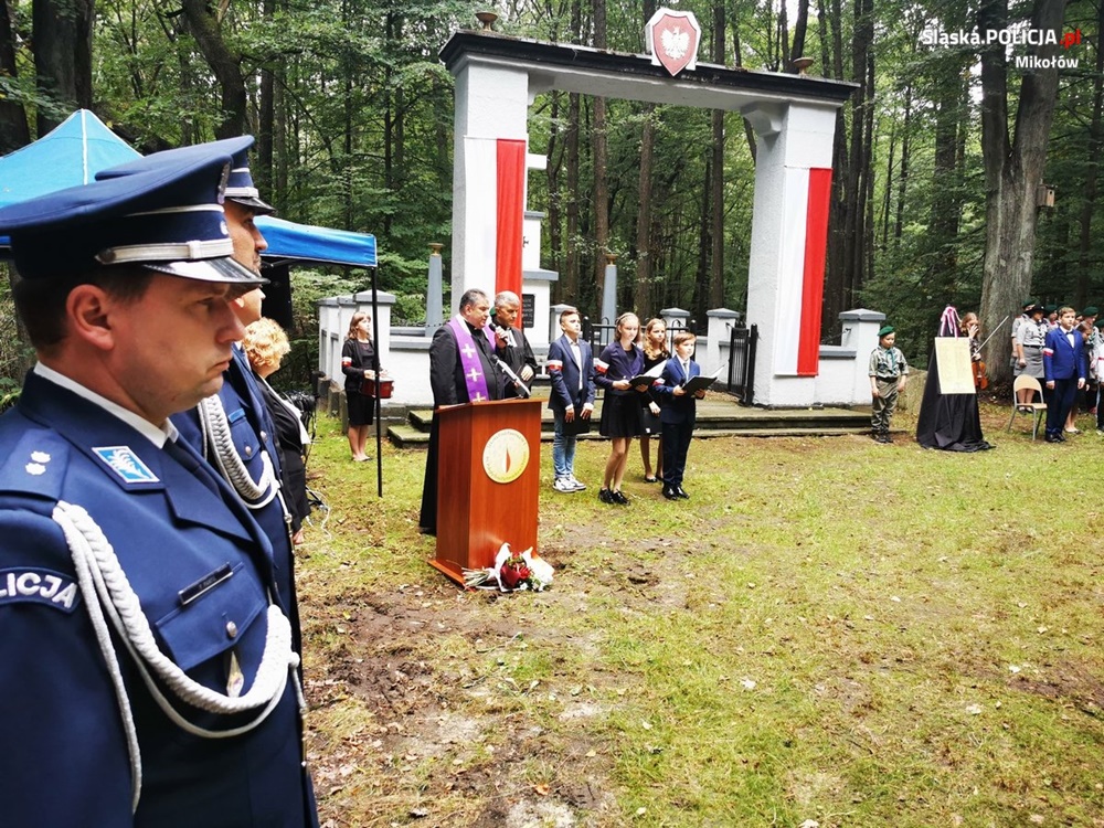 Orzescy policjanci podczas uroczystej zbiórki na Pasternioku