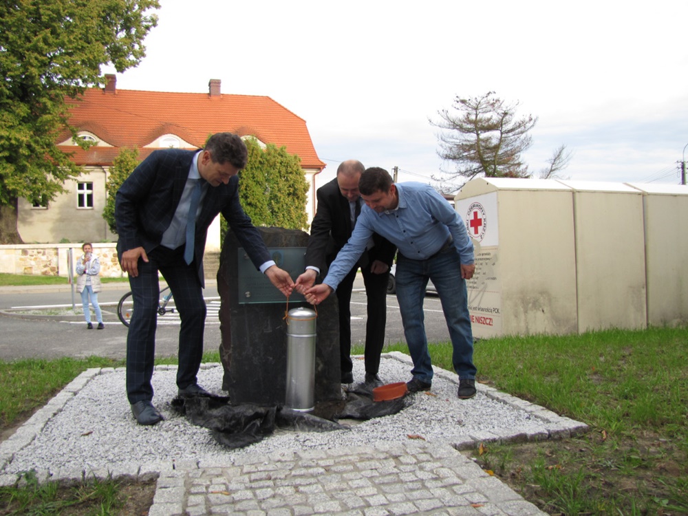 Kapsuła Czasu zakopana. Mieszkańcy Orzesza otworzą ją za 40 lat