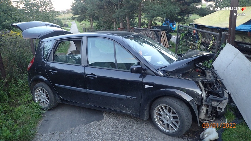 Pijana matka przewoziła dzieci i wjechała w ogrodzenie!