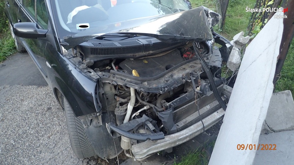 Pijana matka przewoziła dzieci i wjechała w ogrodzenie!