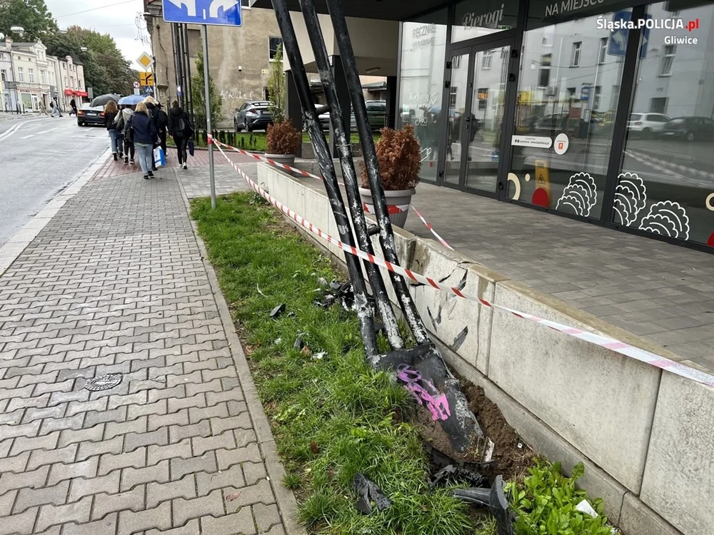 Ucieczka zakończona na latarni. Jadący volkswagenem odpowie przed sądem