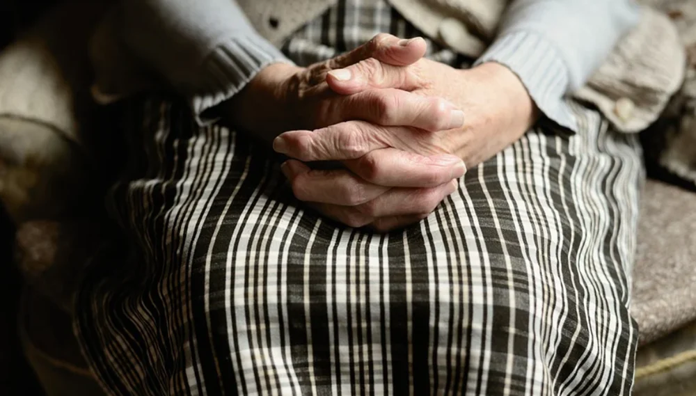 Starsza pani z ostrym narzędziem. Zarysowanie samochodu w Gliwicach