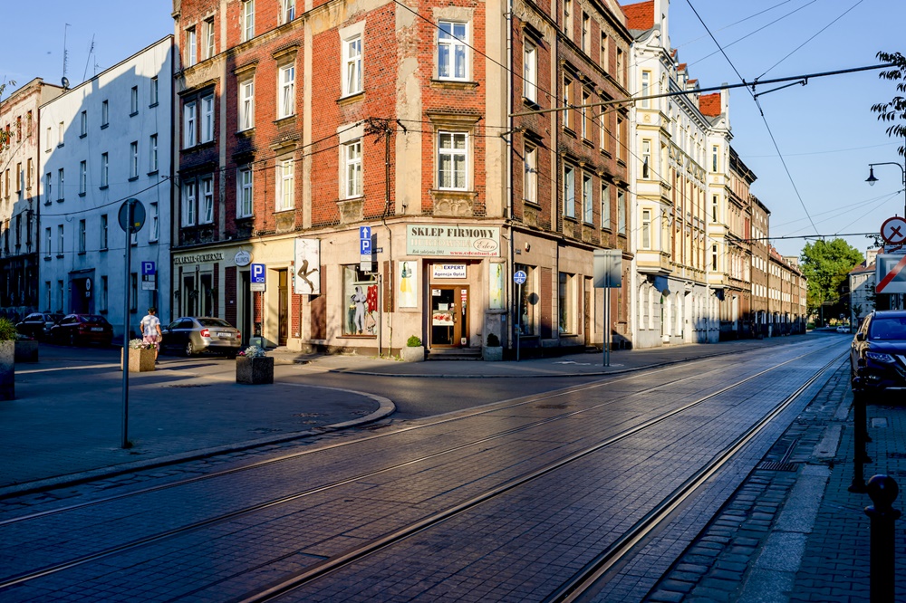 Stan nawierzchni płyt ul. Katowickiej ulega pogorszeniu. Wykonawca wezwany do naprawy