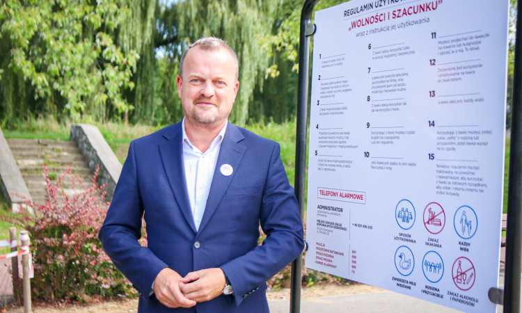 Co robi ta ławka? Ta ławka to symbol wolności i szacunku!