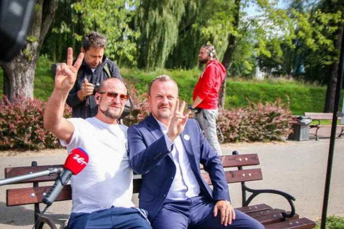 Co robi ta ławka? Ta ławka to symbol wolności i szacunku!