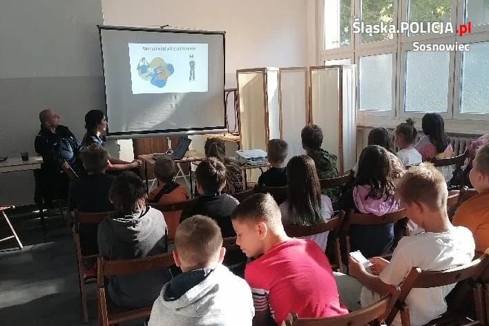 Dzielnicowi rozmawiali z dziećmi i młodzieżą o cyberprzemocy