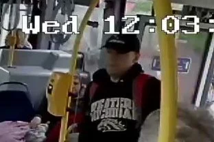 Napastował 14-latkę w autobusie. Rozpoznajesz go?