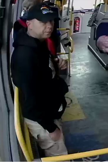 Napastował 14-latkę w autobusie. Rozpoznajesz go?