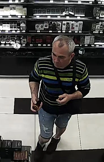 Czy rozpoznajesz sprawcę kradzieży perfum?