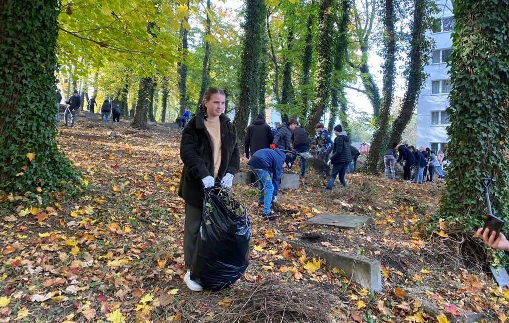 Licealiści z Miarki pomogli w porządkowaniu żydowskiego cmentarza w Mikołowie