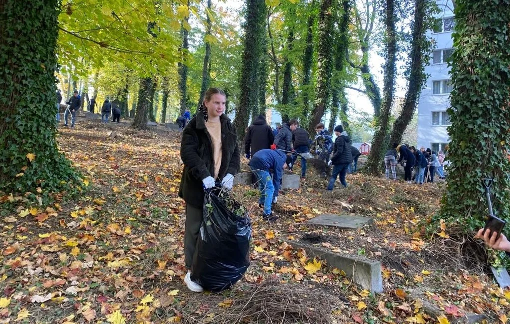 Licealiści z Miarki pomogli w porządkowaniu żydowskiego cmentarza w Mikołowie