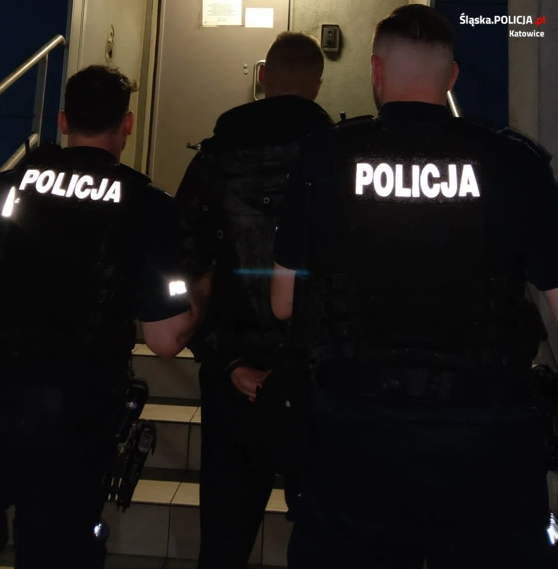 32-latek wpadł, bo przechodził przez przejście dla pieszych na czerwonym świetle