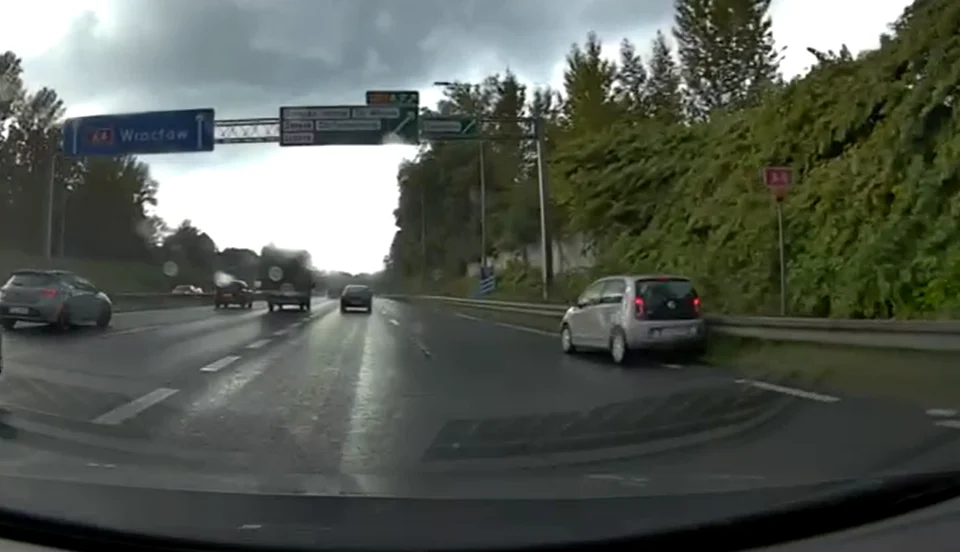 Policjanci poszukują kierowcy ciężarówki i świadków zdarzenia drogowego [FILM]