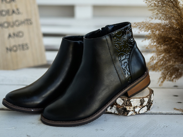 Czarne botki na słupku ponadczasową klasyką