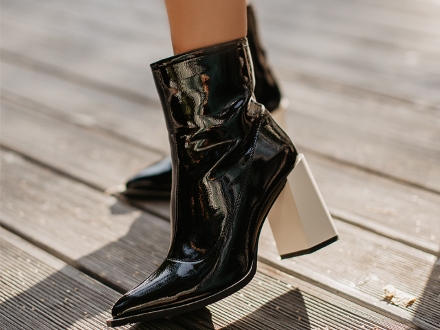 Czarne botki na słupku ponadczasową klasyką