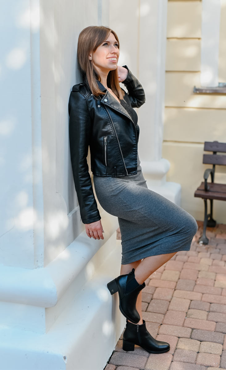 Czarne botki na słupku ponadczasową klasyką