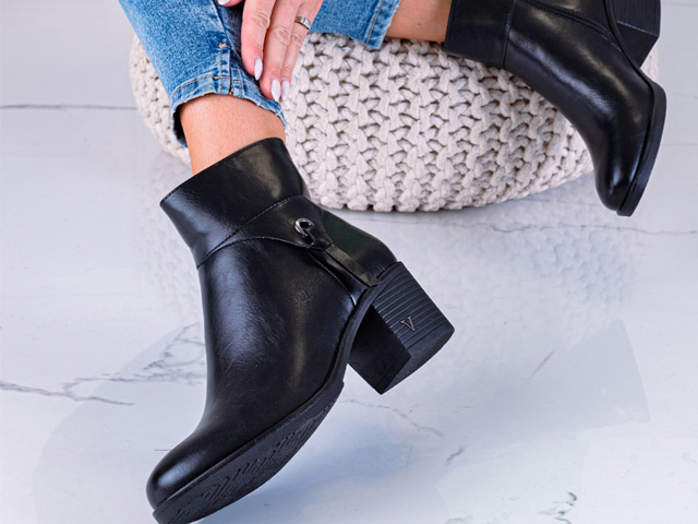 Czarne botki na słupku ponadczasową klasyką