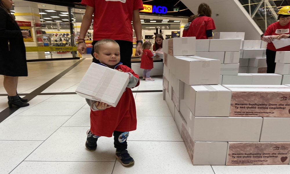 Dzieci z Domu Aniołów Stróżów zbudowały w centrum kartonowy dom. Remont pilnie potrzebny